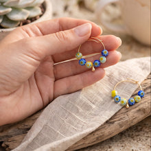 Créoles Thalia - boucles d'oreilles dorées perles millefiori présentées - LELIEGE
